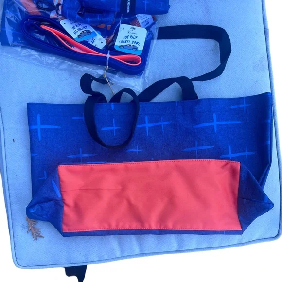 Dog loving Subaru fans! Brand new Subaru, tote bag with dog accessories. 🔥 - Picture 3 of 12